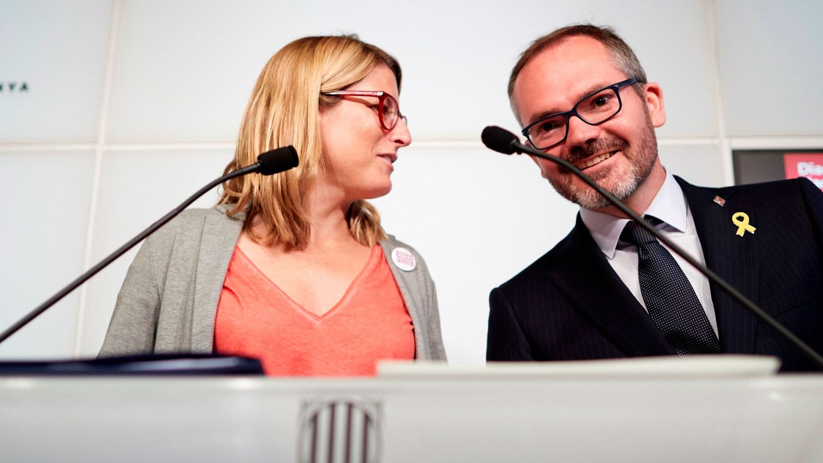 La consellera de Presidencia y portavoz del Govern, Elsa Artadi (i), y el vicepresidente primero del Parlament, Josep Costa (d)