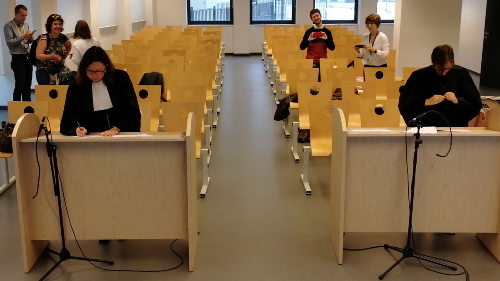 Los demandantes reclaman a Llarena un euro por daños y prejuicios. En la foto, interior de la sala donde se celebrará la vista.