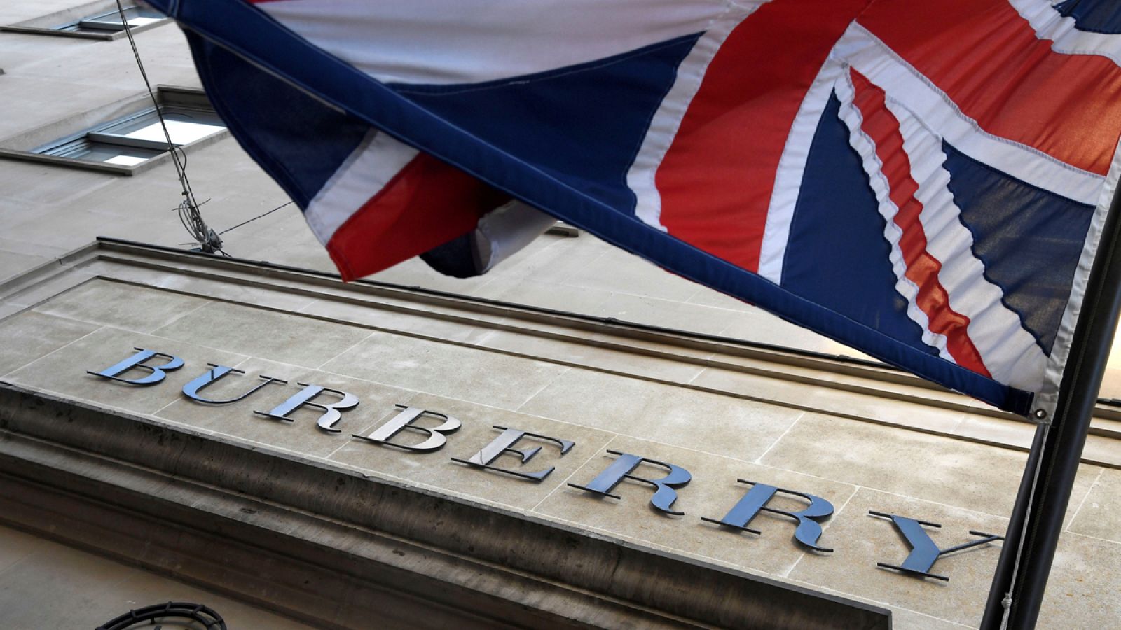 Burberry dejará de quemar sus productos no vendidos y no usará pieles de animales