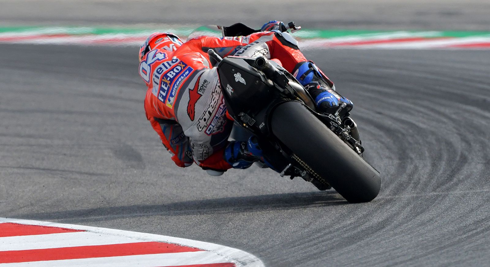 Andrea Dovizioso a los lomos de su Ducati en el circuito Marco Simoncelli.