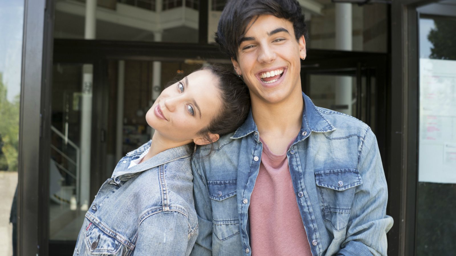 María Pedraza (Alba) y Óscar Casas (Rafa), protagonistas de 'Si fueras tú'