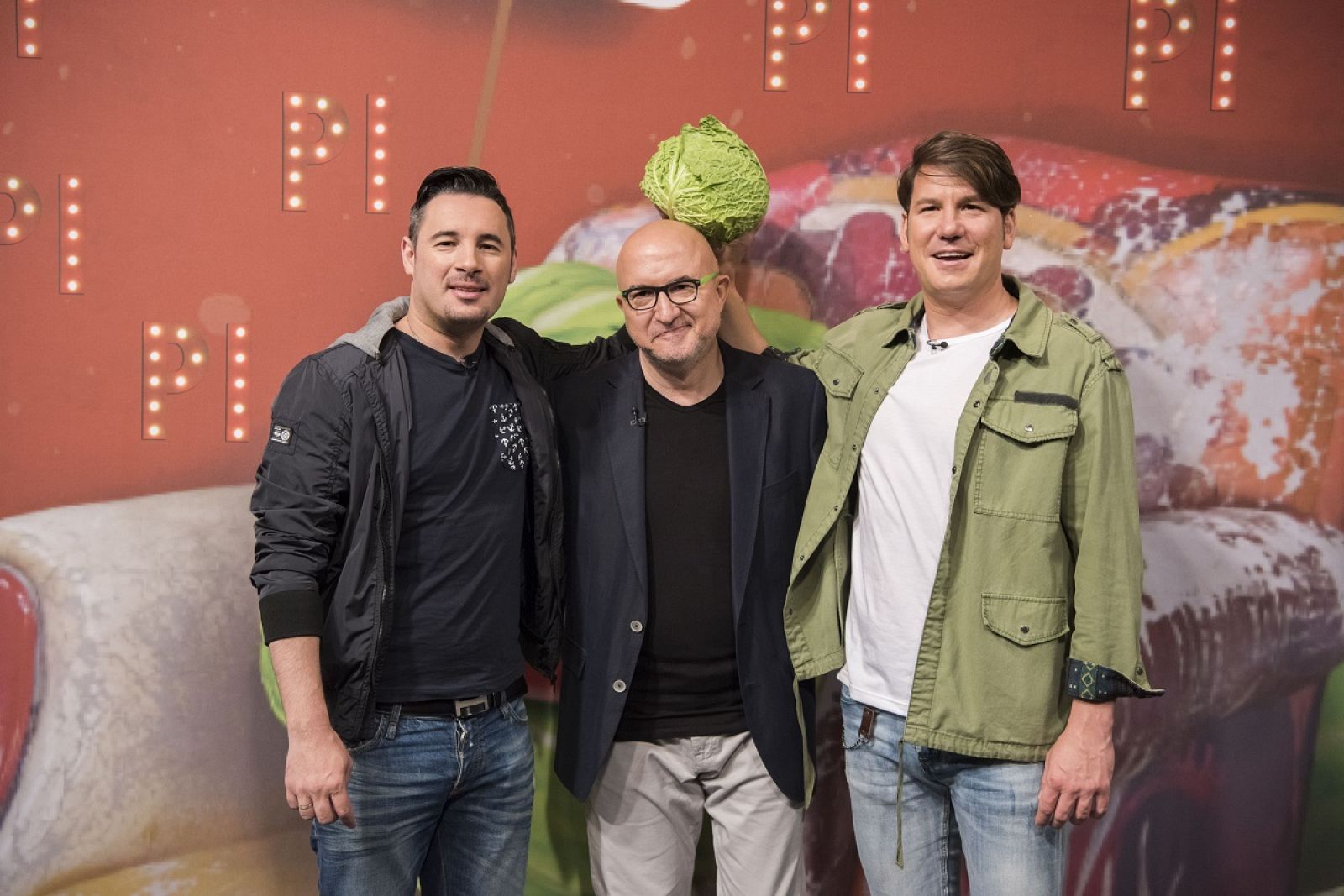 Andy y Lucas amb Sergi Mas al photocall del 'Programa inesperat'