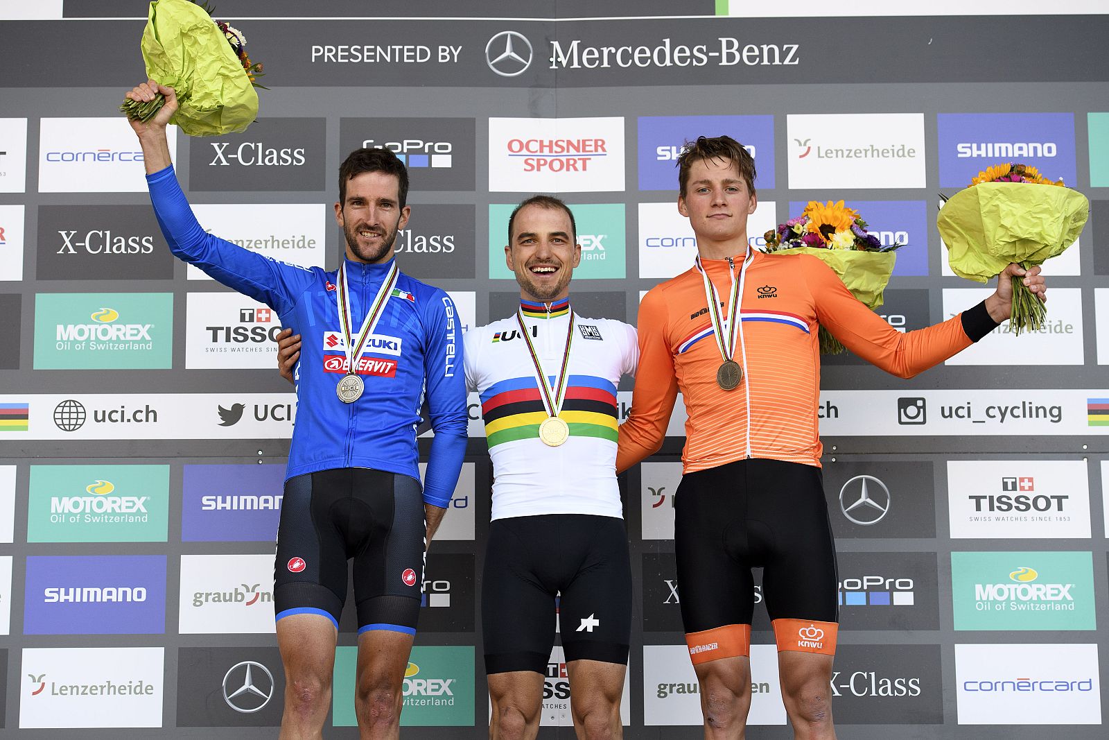 Nino Schurter celebra su oro logrado en el Mundial de Mountain Bike.