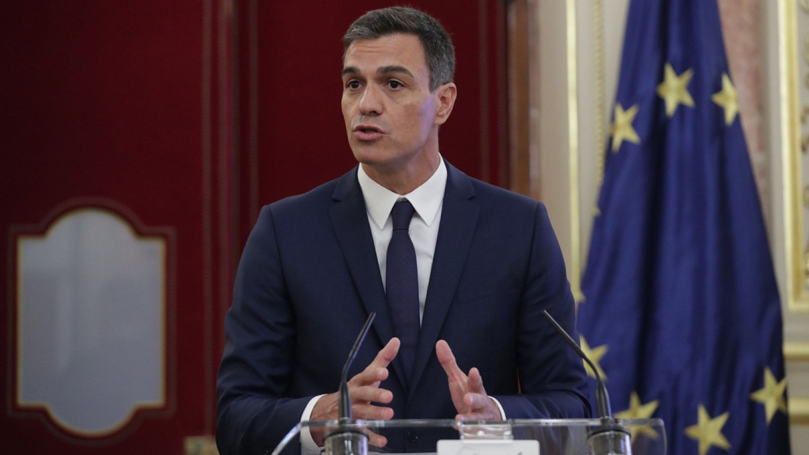El presidente del Gobierno, Pedro Sánchez, en el Salón de los Pasos Perdidos del Congreso de los Diputados
