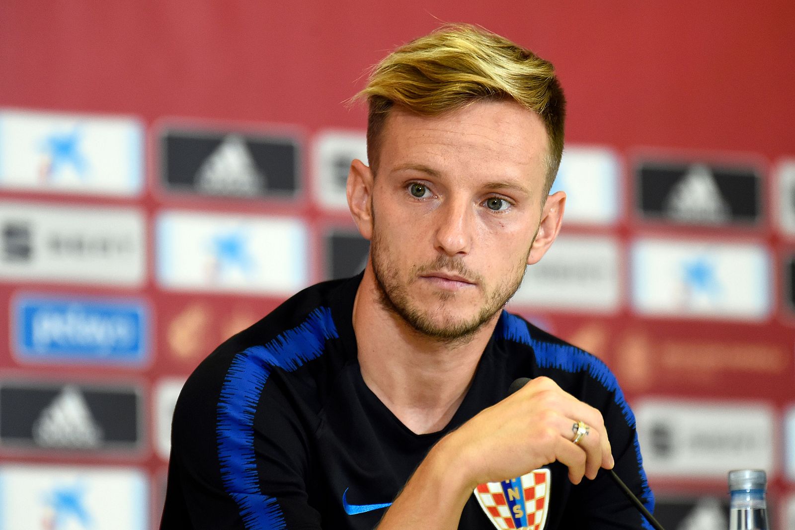 Rakitic en rueda de prensa
