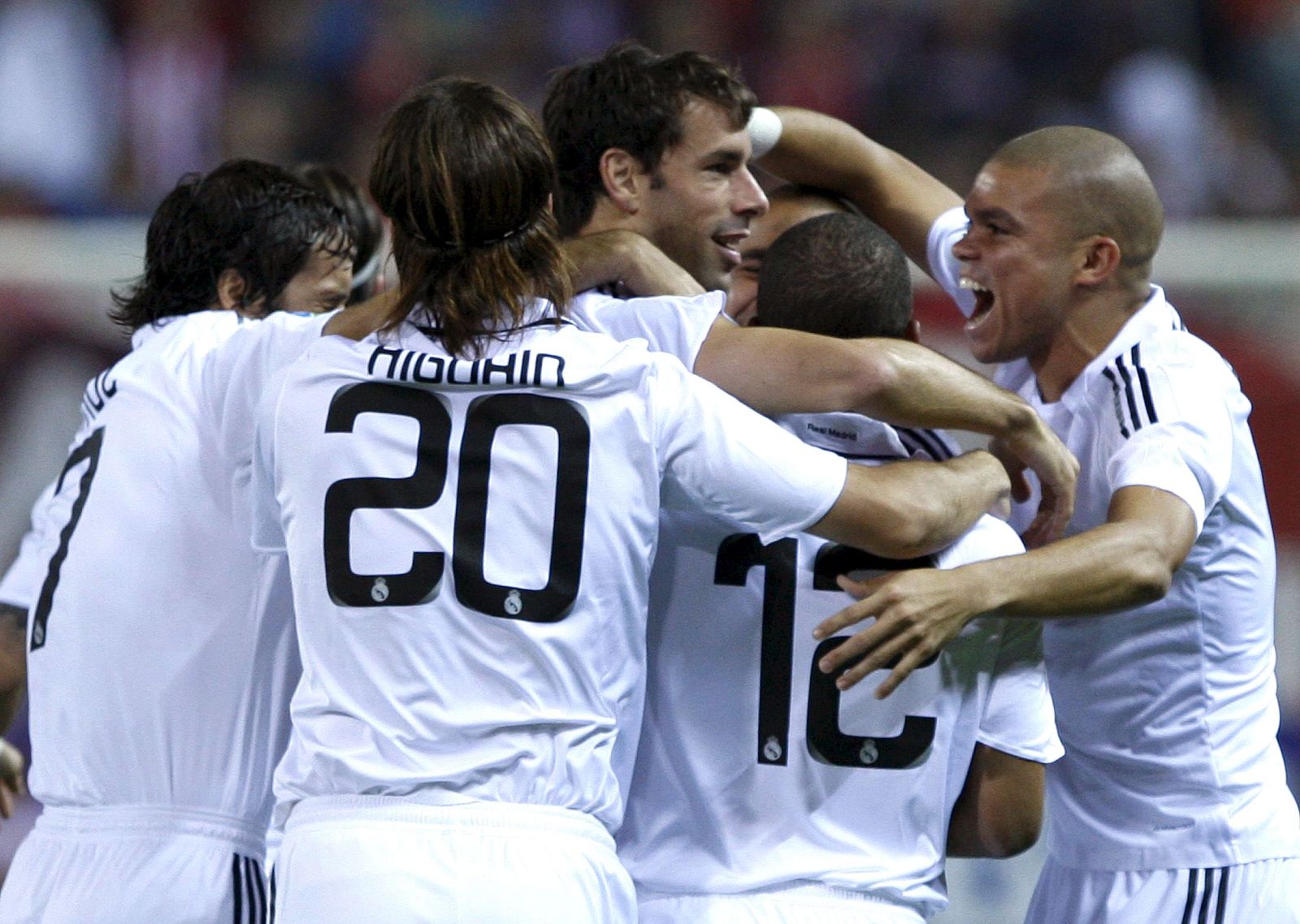 El delantero del Real Madrid, Ruud van Nistelrooy, celebra con sus compañeros el gol ha marcado al Atlético de Madrid.
