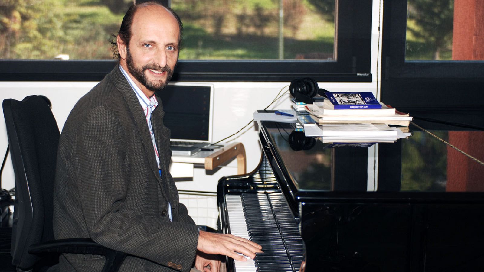 Sastrón en su estudio de grabación en una foto de archivo