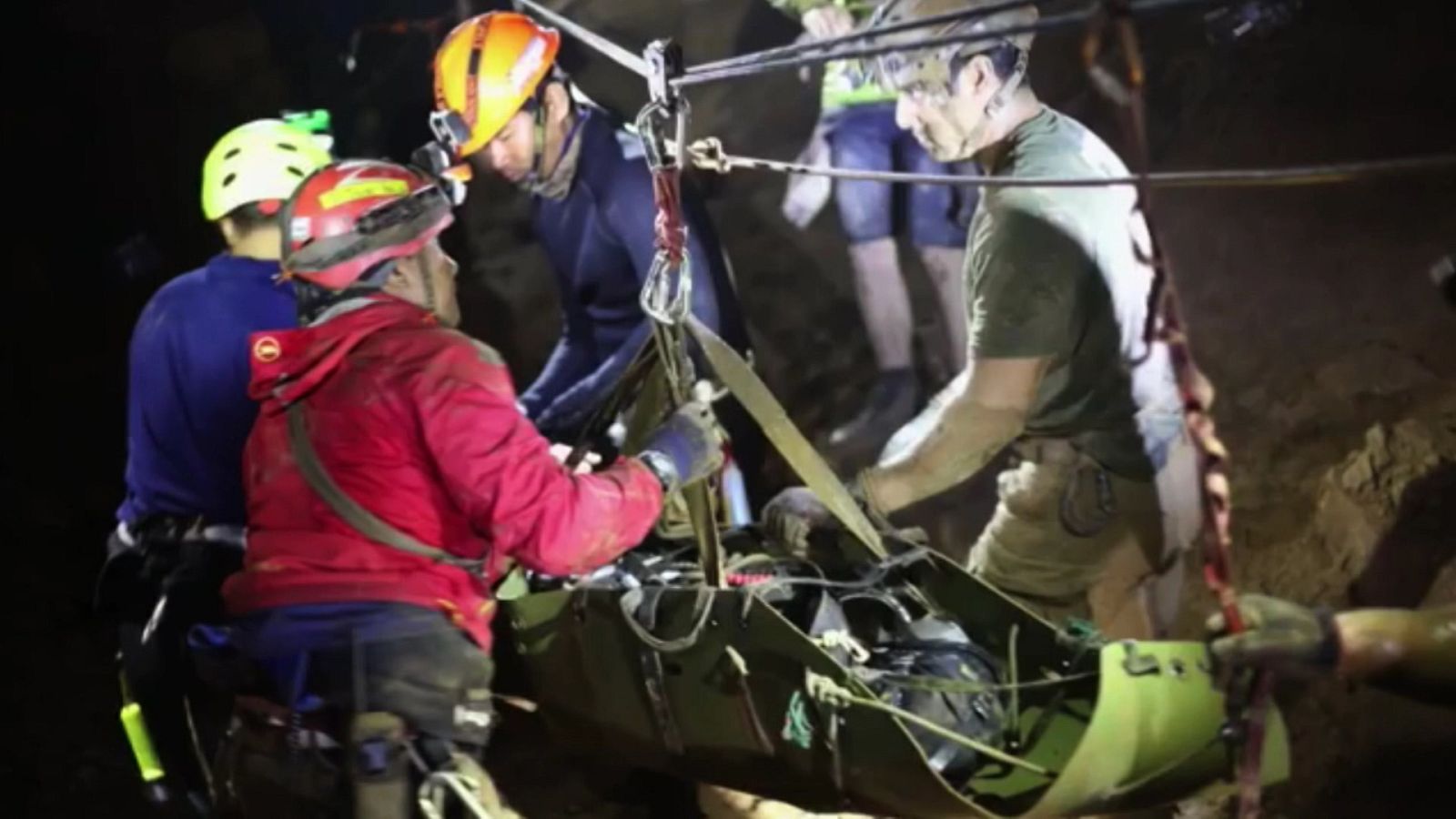 El equipo saca a un niño