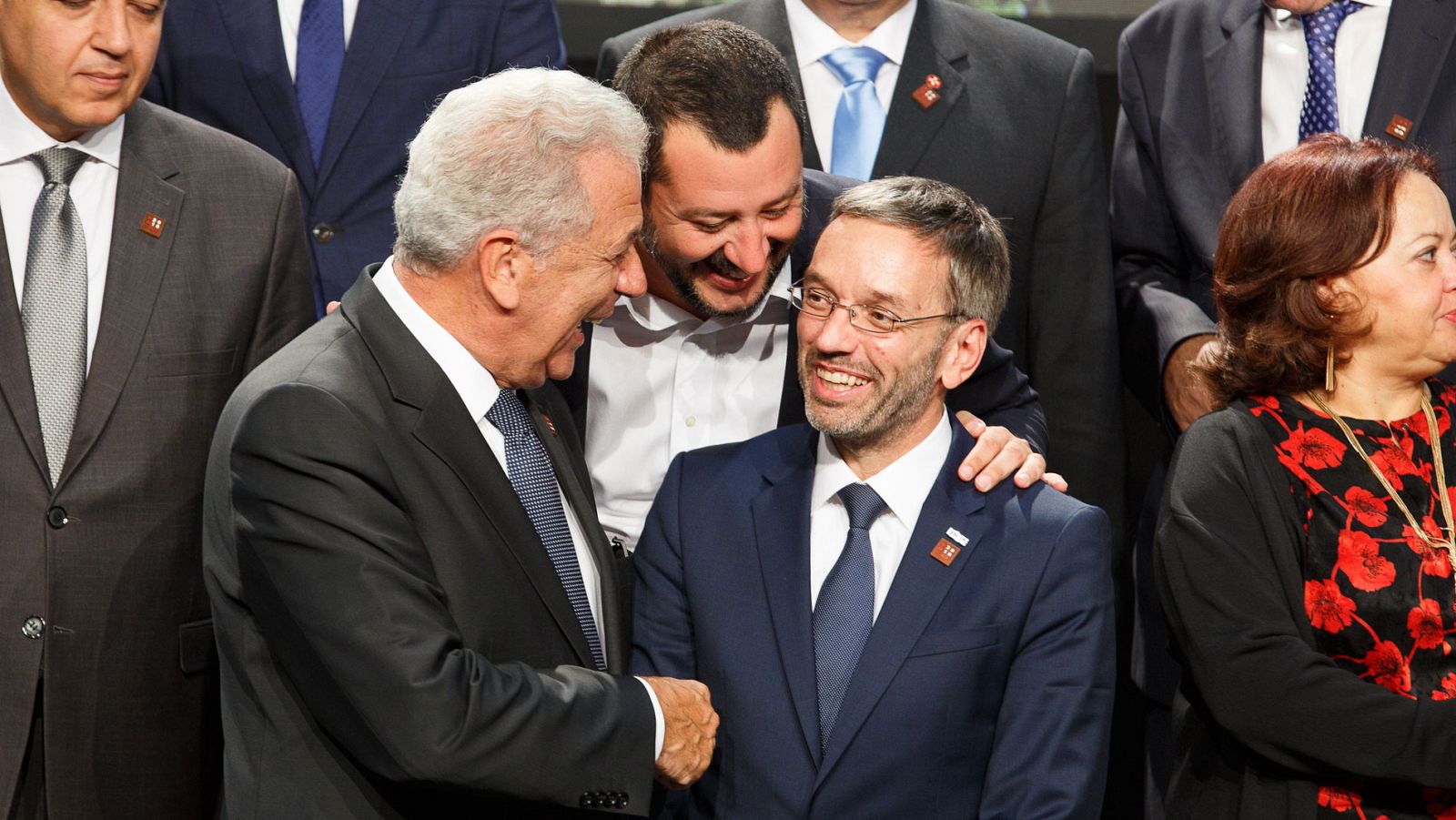 El ministro austriaco del Interior, Herbert Kickl (d), el comisario europeo de Migraciones, Dimitris Avramopoulos (i)