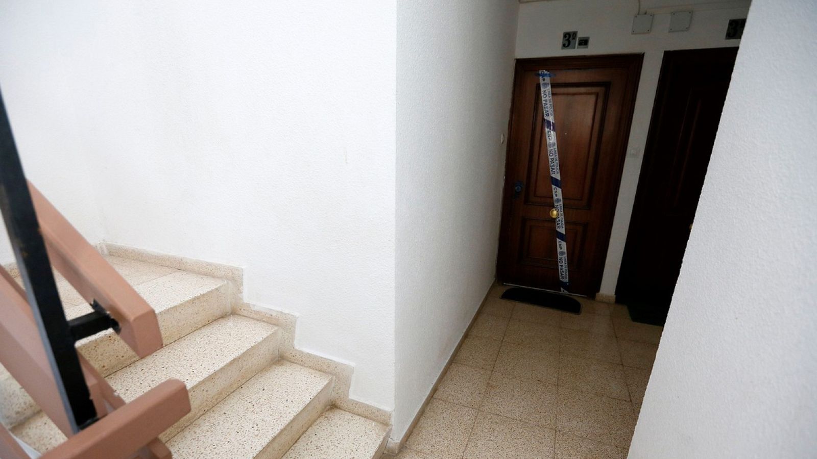 Puerta del domicilio del barrio Juan XXIII de Valencia donde se ha producido el presunto parricidio