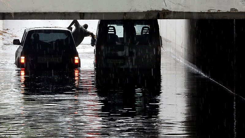 Las lluvias torrenciales en el Levante dejan vías inundadas y conductores atrapados