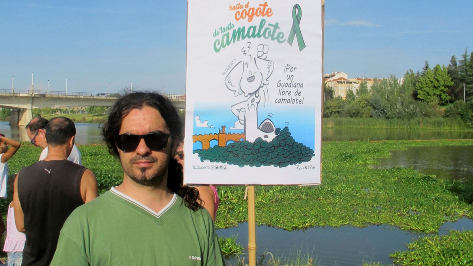 Cientos de personas piden erradicar de forma definitiva el camalote y el nenúfar mexicano del río Guadiana