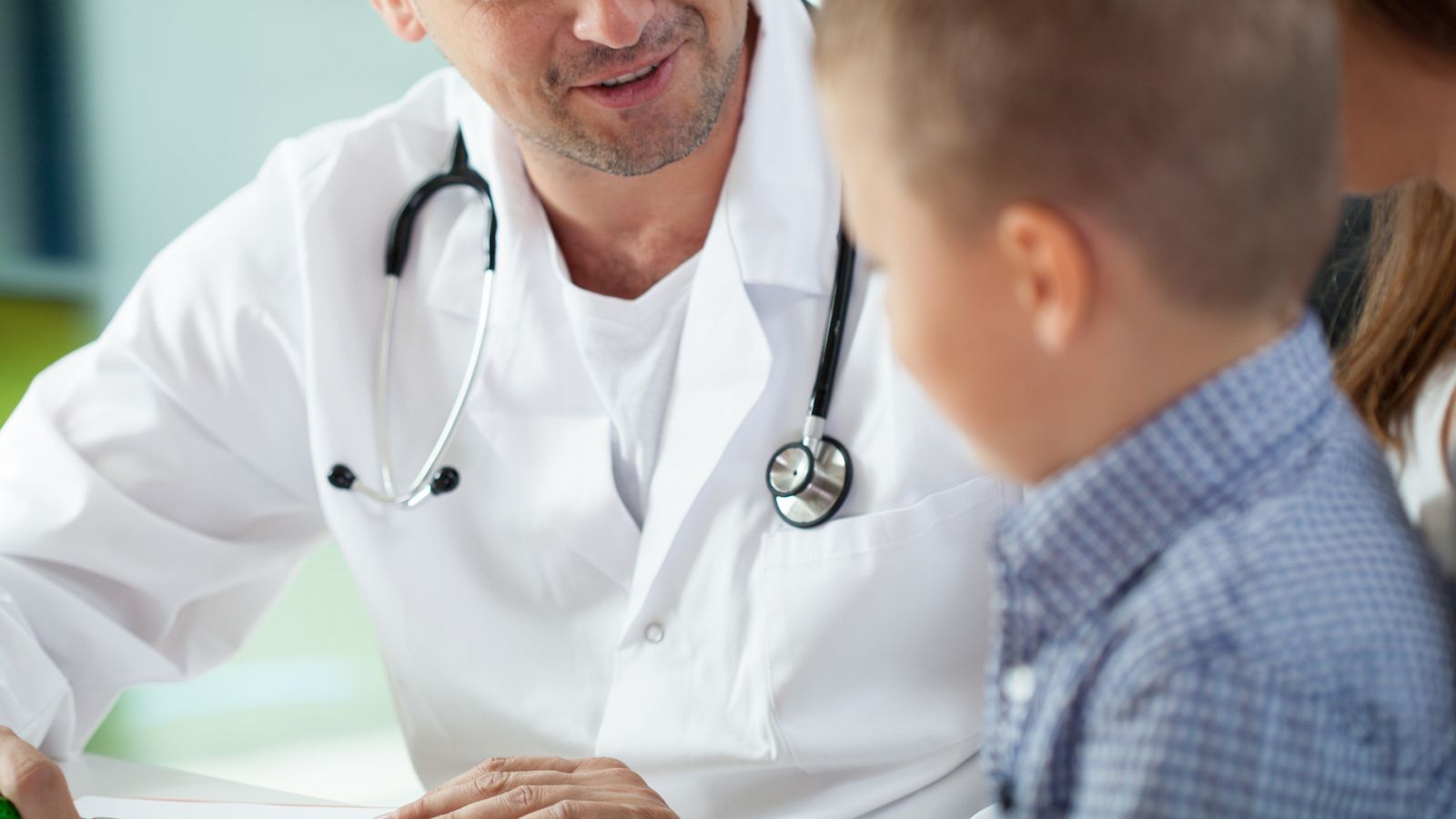 Un pediatra atiende a un menor (Archivo)