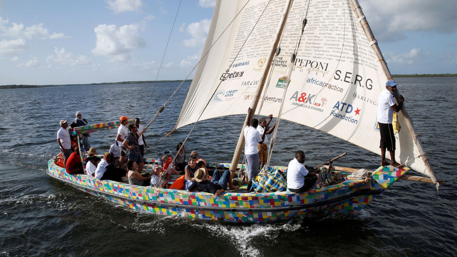 El 'FlipFlopi' ha partido hacia Sudáfrica para iniciar una "revolución del plástico".