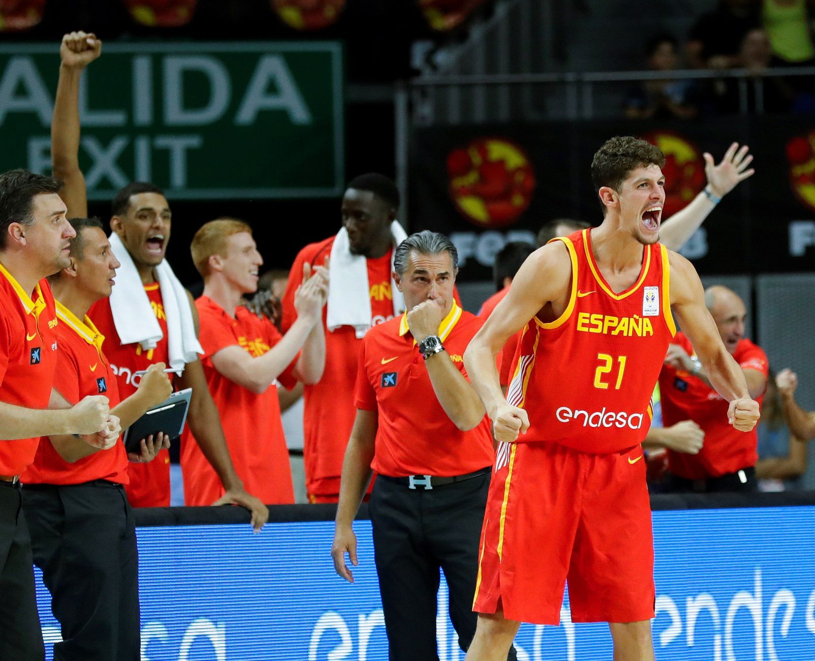 España celebra su victoria ante Letonia.