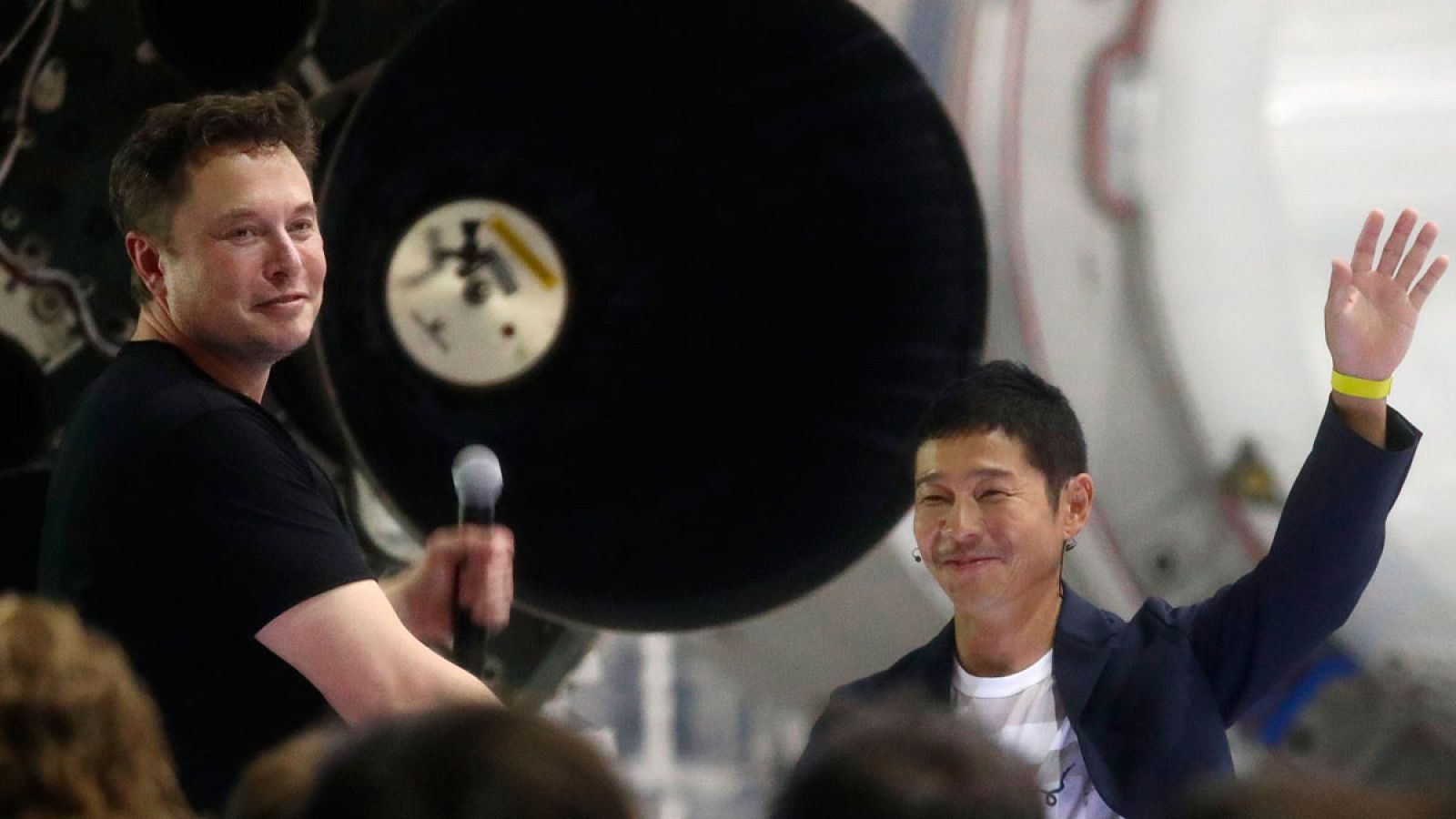 Yusaku Maezawa (D), junto al fundador de SpaceX, Elon Musk.