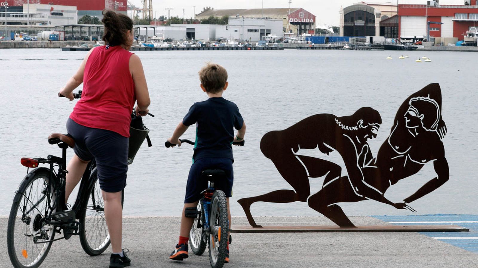 Esculturas metálicas de reminiscencia griega con escenas sexuales muy detalladas, del artista alcoyano Antoni Miró.