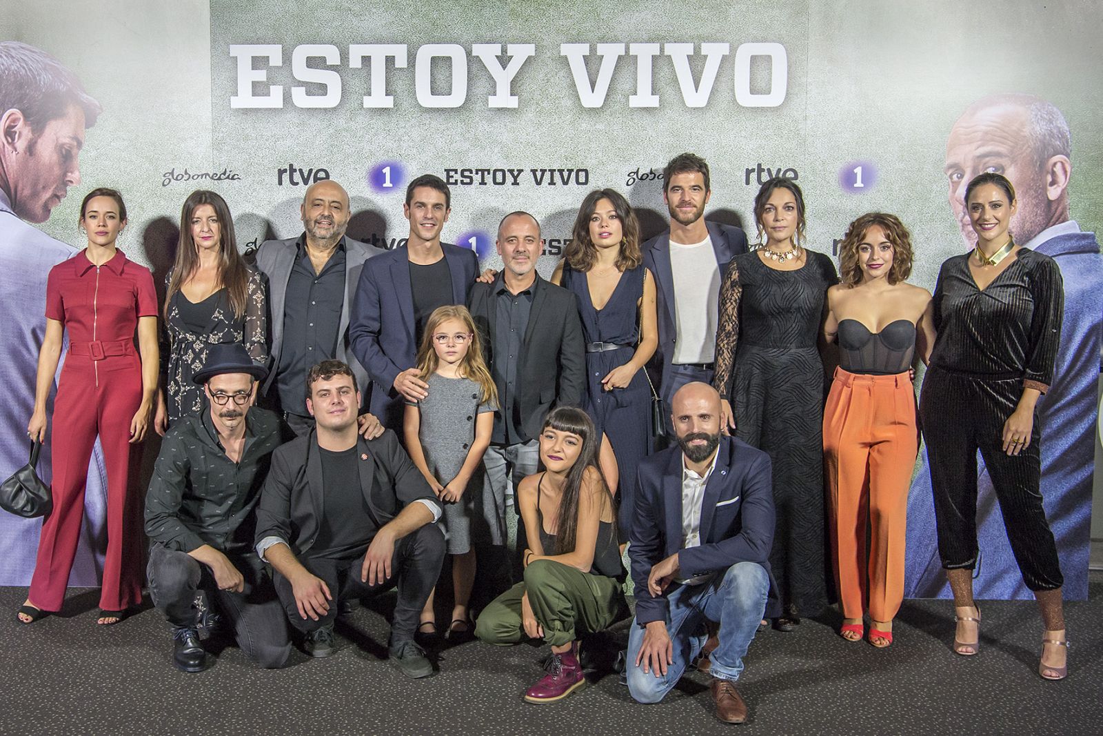 El reparto de la segunda temporada de 'Estoy vivo' en la presentación de la serie