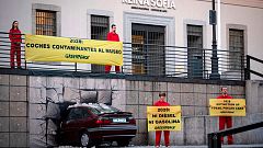 Greenpeace "empotra" un coche en el Reina Sofía para denunciar el calentamiento global