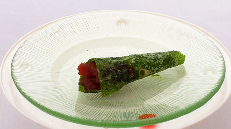 Cono de algas y raspa de atn 