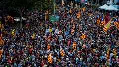 Miles de personas reivindican ante la Consellería de Economía las protestas del 20S