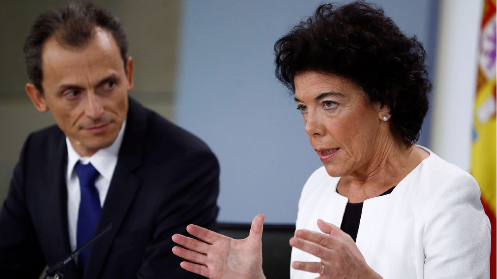 El ministro Pedro Duque comparece junto a la ministra portavoz, Isabel Celaá, tras el Consejo de Ministros