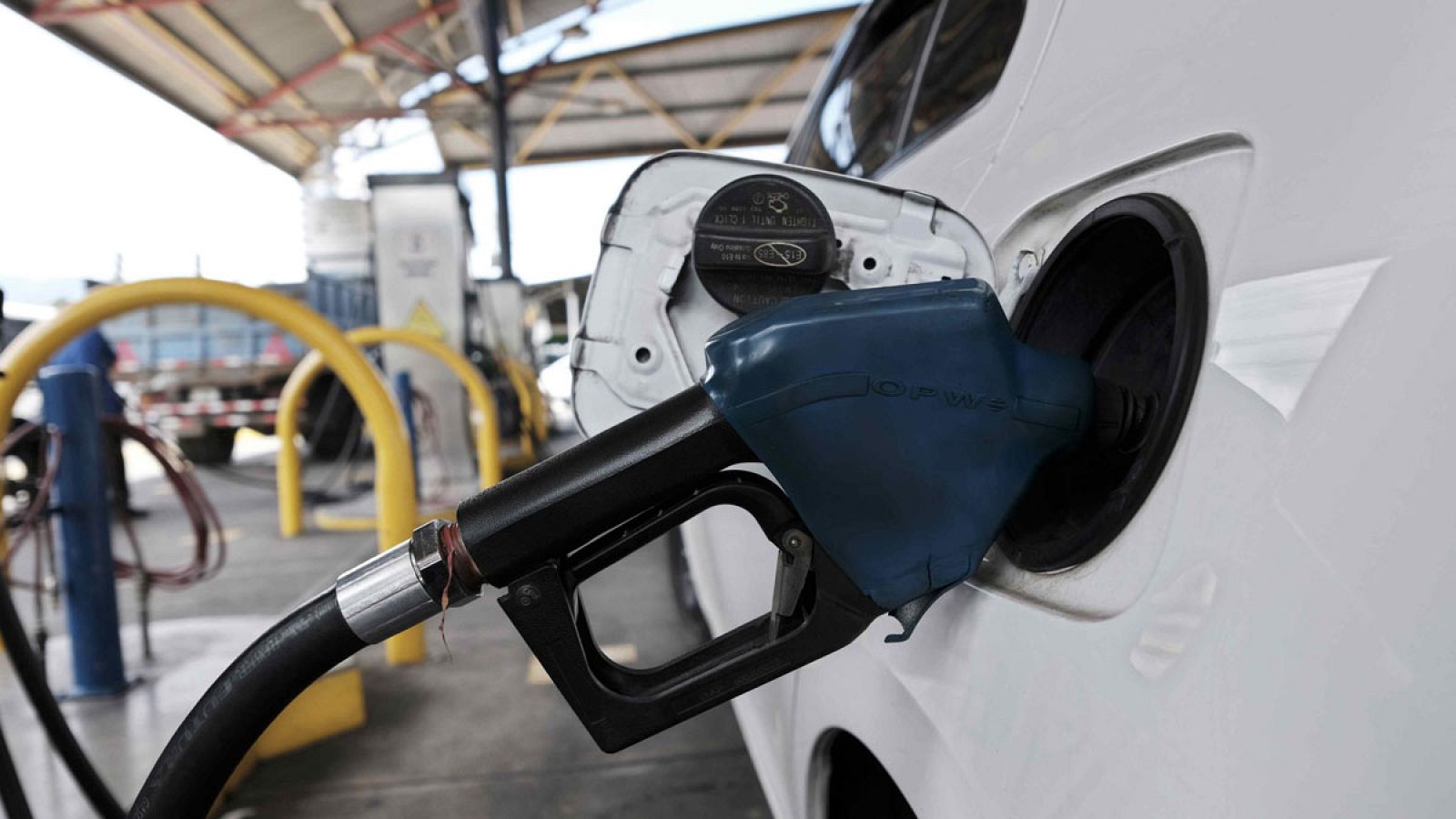 Personas se abastecen en una gasolinera