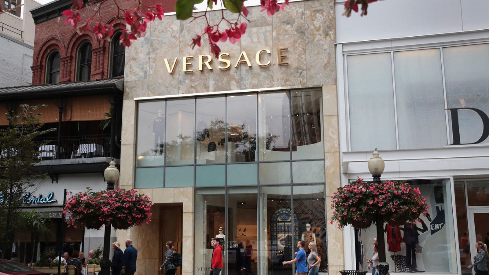 Imagen de una tienda de Versace en Chicago.