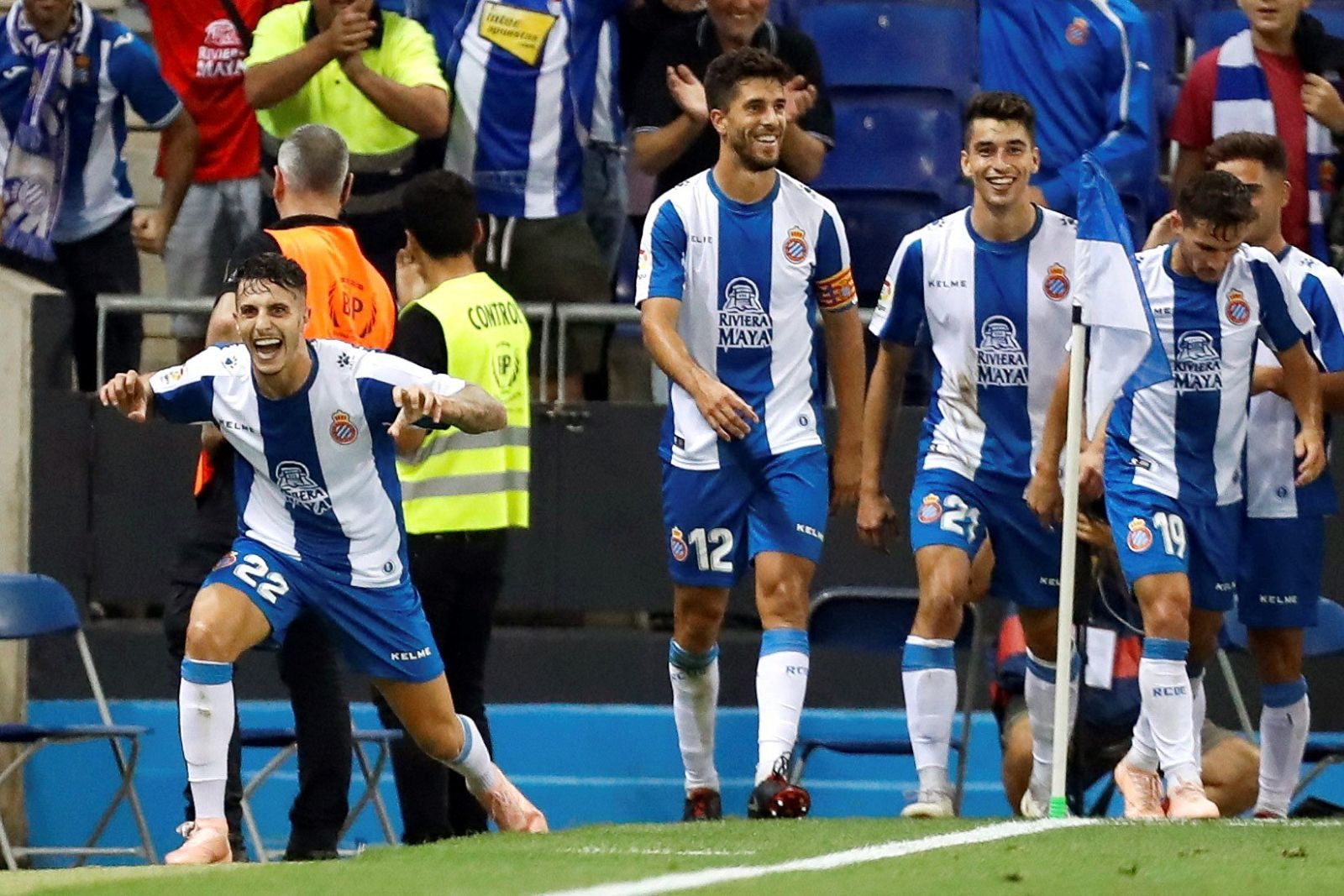 Mario Hermoso celebra el primer gol de su equipo ante el Eibar.