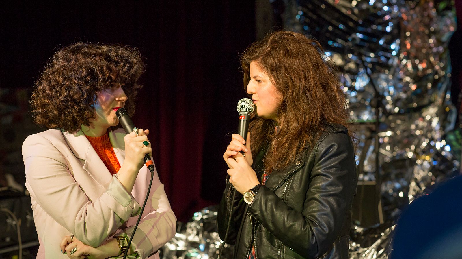 Caliza (i) junto a Paula Quintana (d) en la presentación de su disco 'Mar de Cristal'