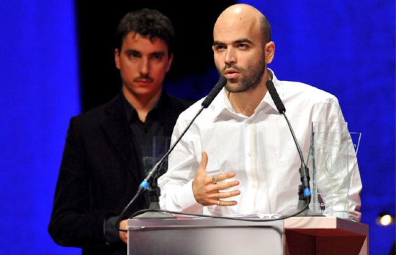 Seis premios Nobel piden a Italia que proteja a Saviano de la Camorra
