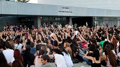 Más de un millar de alumnos de la URJC claman contra "las prácticas mafiosas" en la jornada de huelga