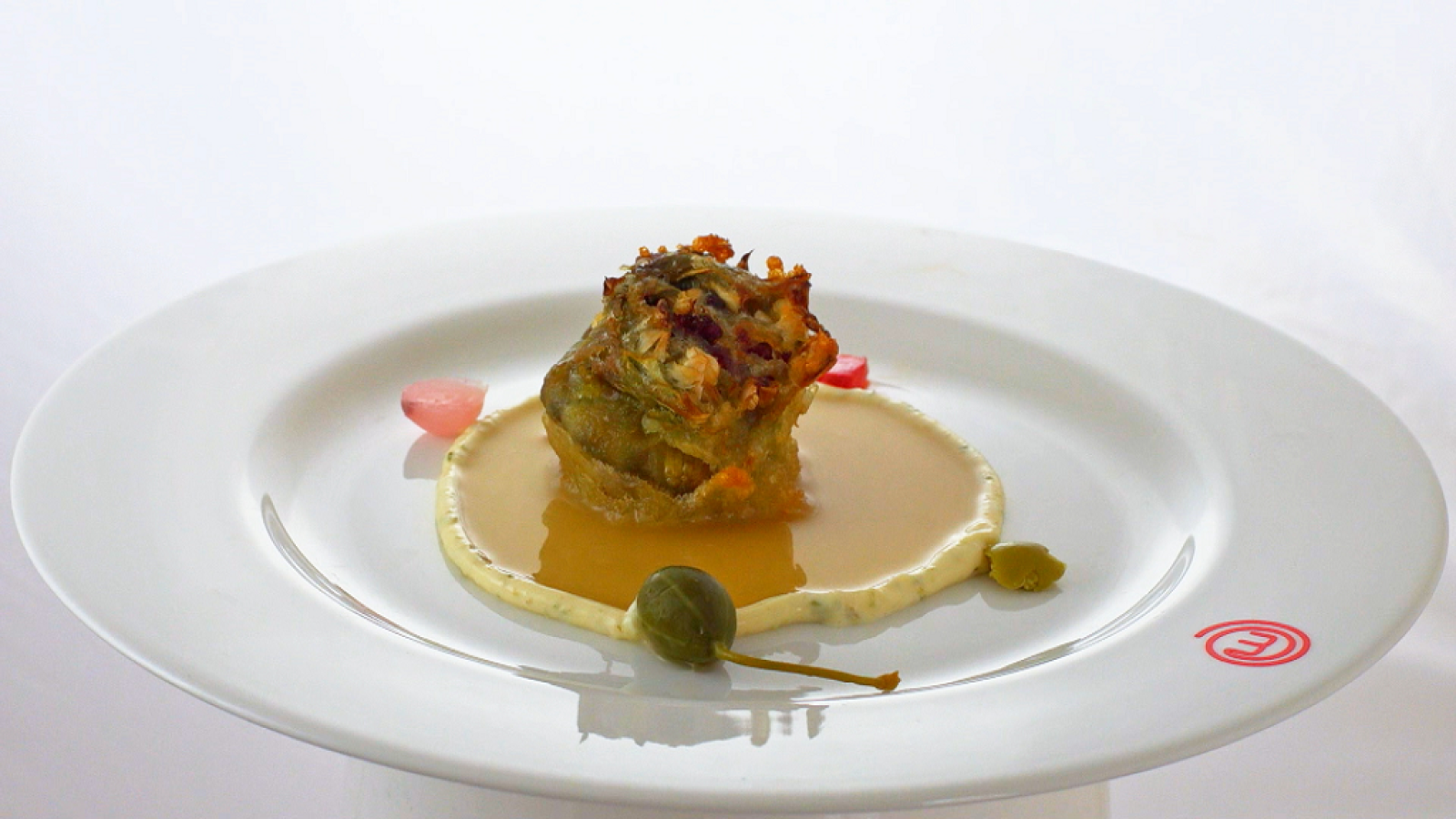 Alcachofa rellena de cecina, con jugo de cecina y encurtidos