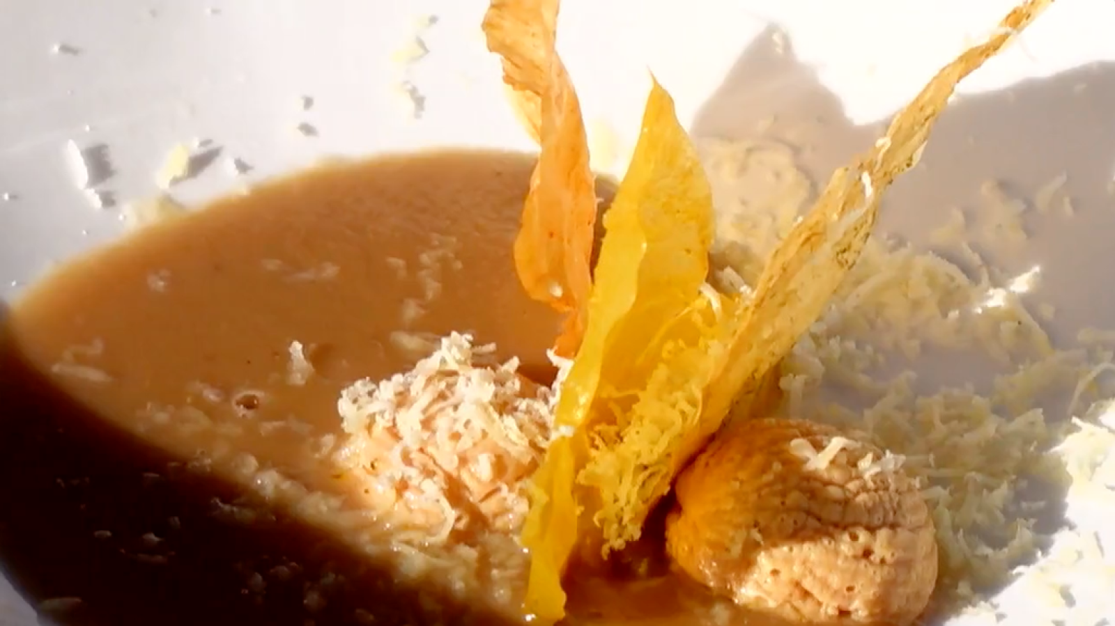 Crema de castañas, castañas foie, hojas de otoño y castaña rallada