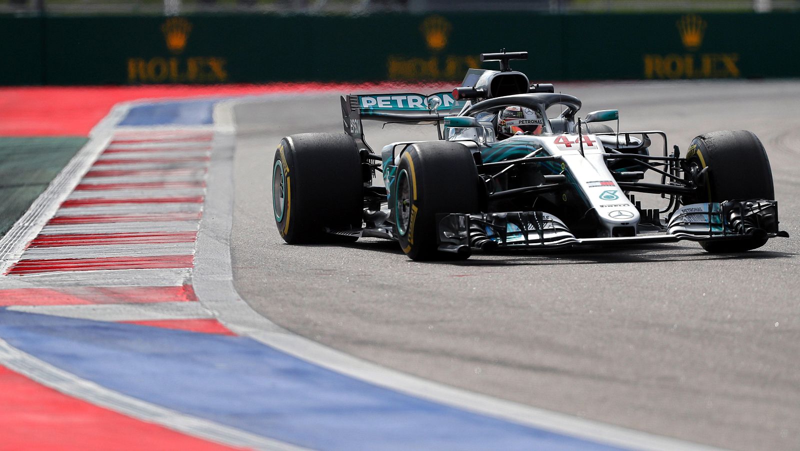 Los Mercedes de Hamilton y Bottas se desmarcan en los  segundos libres