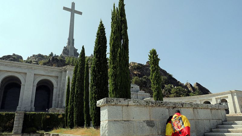 La familia enterrará a Franco en la cripta de la Catedral de la Almudena si se exhuma del Valle de los Caídos