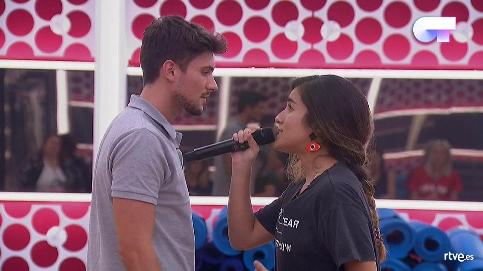 Julia y Carlos Right durante su actuación en el pase de micros