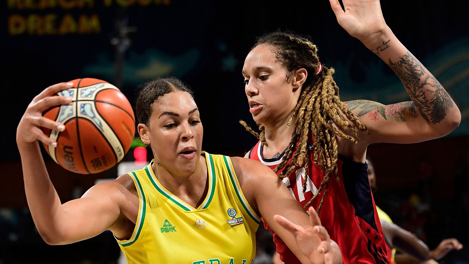 Liz Cambage, de Australia, ante Brittney Griner, de Estados Unidos.