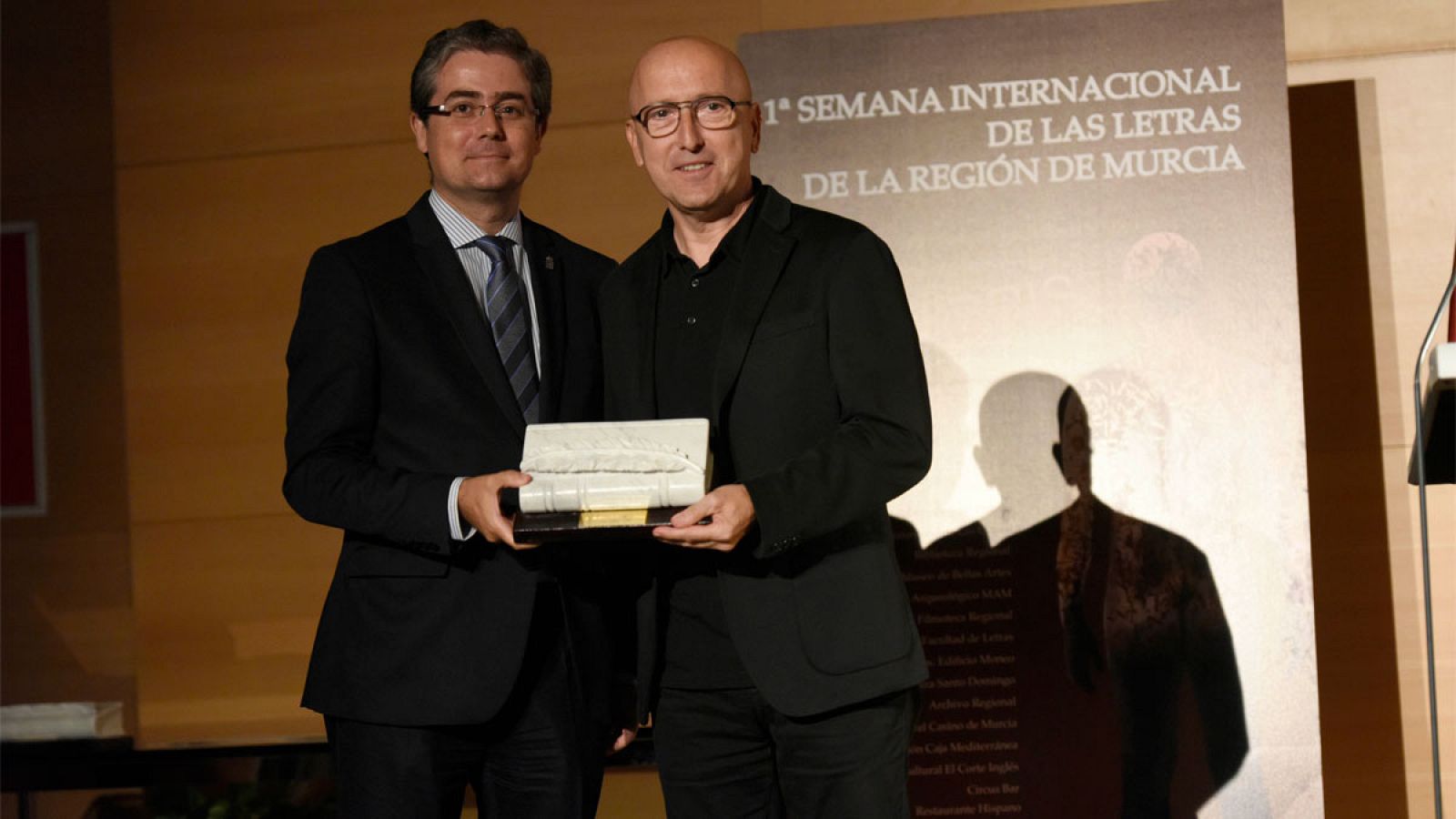 Óscar López recoge su premio en la primera Semana Internacional de las Letras de la Región de Murcia