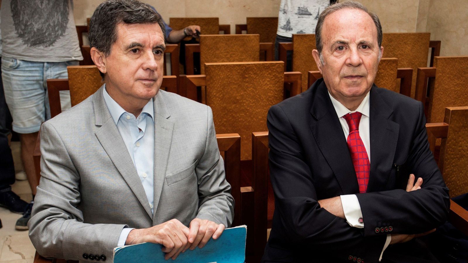 Jaume Matas sin corbata en el banquillo