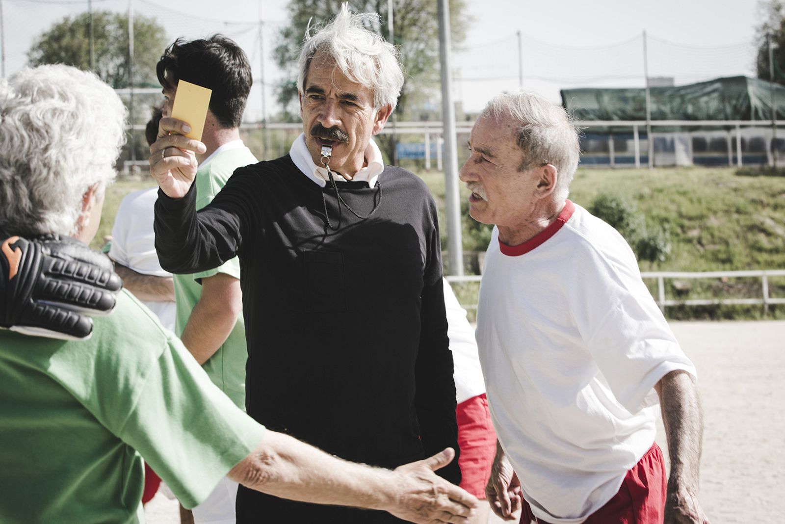 Antonio es el árbitro del partido solteros contra casados
