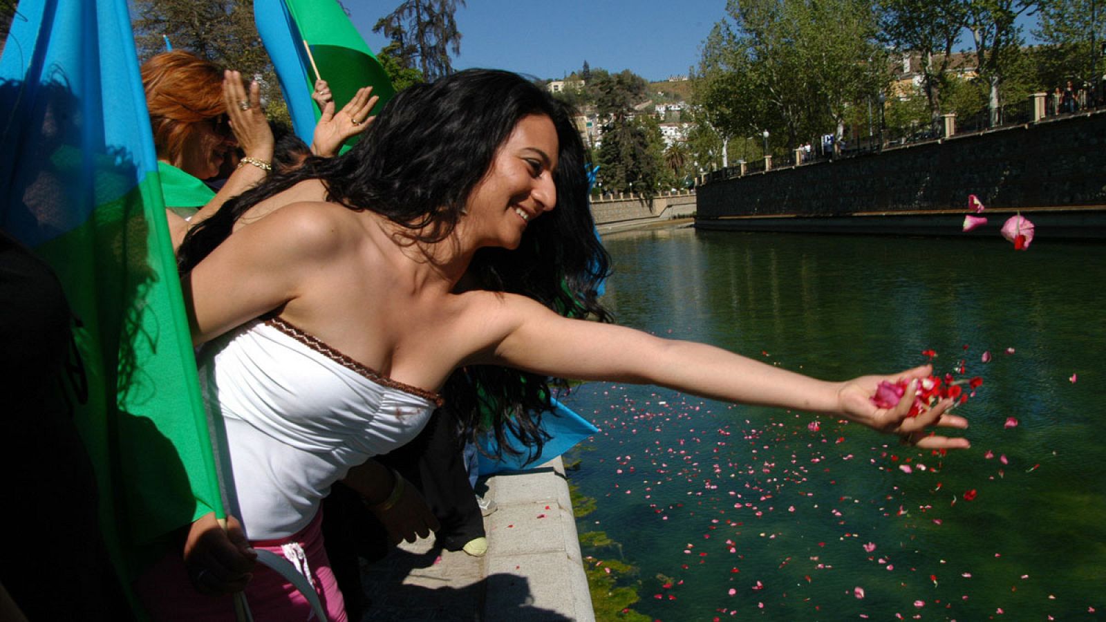 Una mujer gitana participa en la ofrenda floral en el río Genil a su paso por Granada