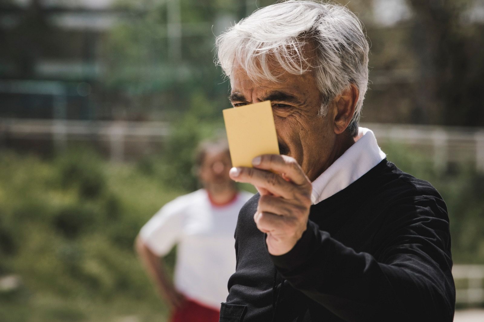 Antonio sacando la tarjeta amarilla