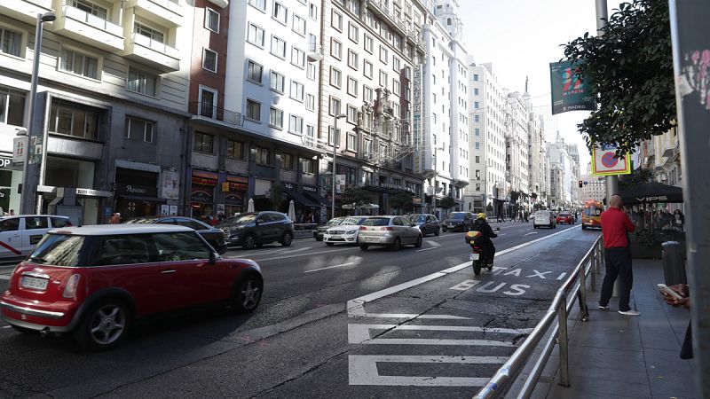 Madrid reduce la velocidad a 30 km/h en parte de sus calles y permite cruzar fuera de los pasos de peatones en zonas 30