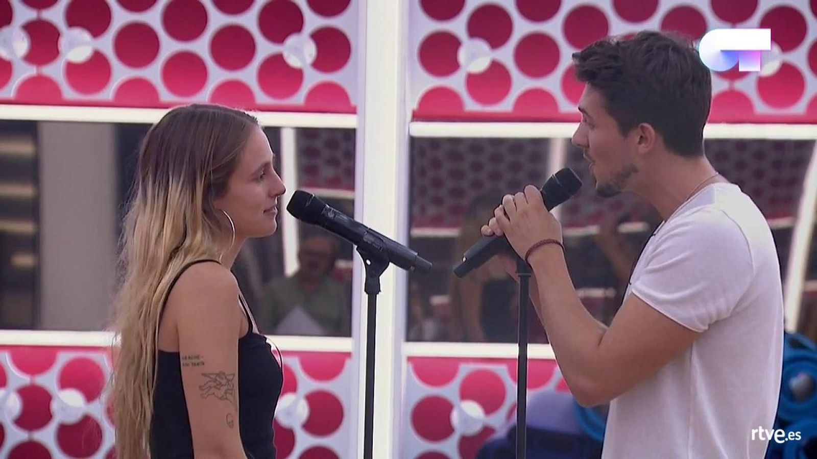 Carlos y María durante su accidentada actuación en el primer pase de micros para la gala 3