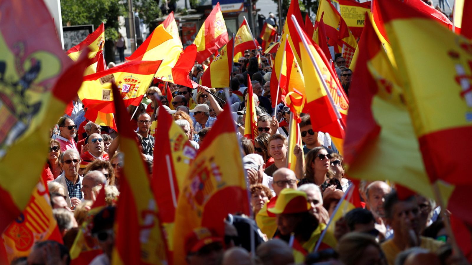Los manifestantes, frente al Congreso de los Diputados