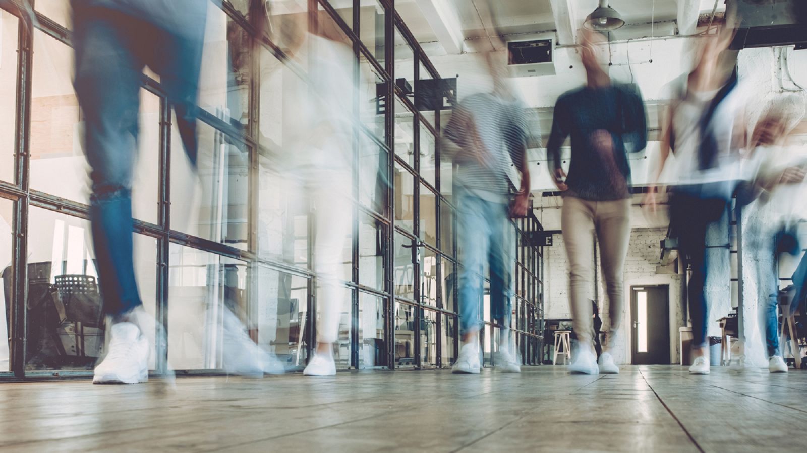 Jóvenes trabajadores en una empresa