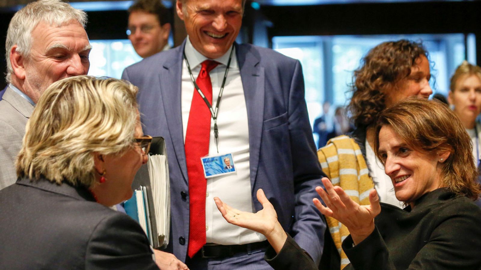 La ministra española para la Transición Ecológica, Teresa Ribera (d) conversa con su homólogo alemán, Jochen Flasbarth (i), antes del Consejo de titulares de Medioambiente.