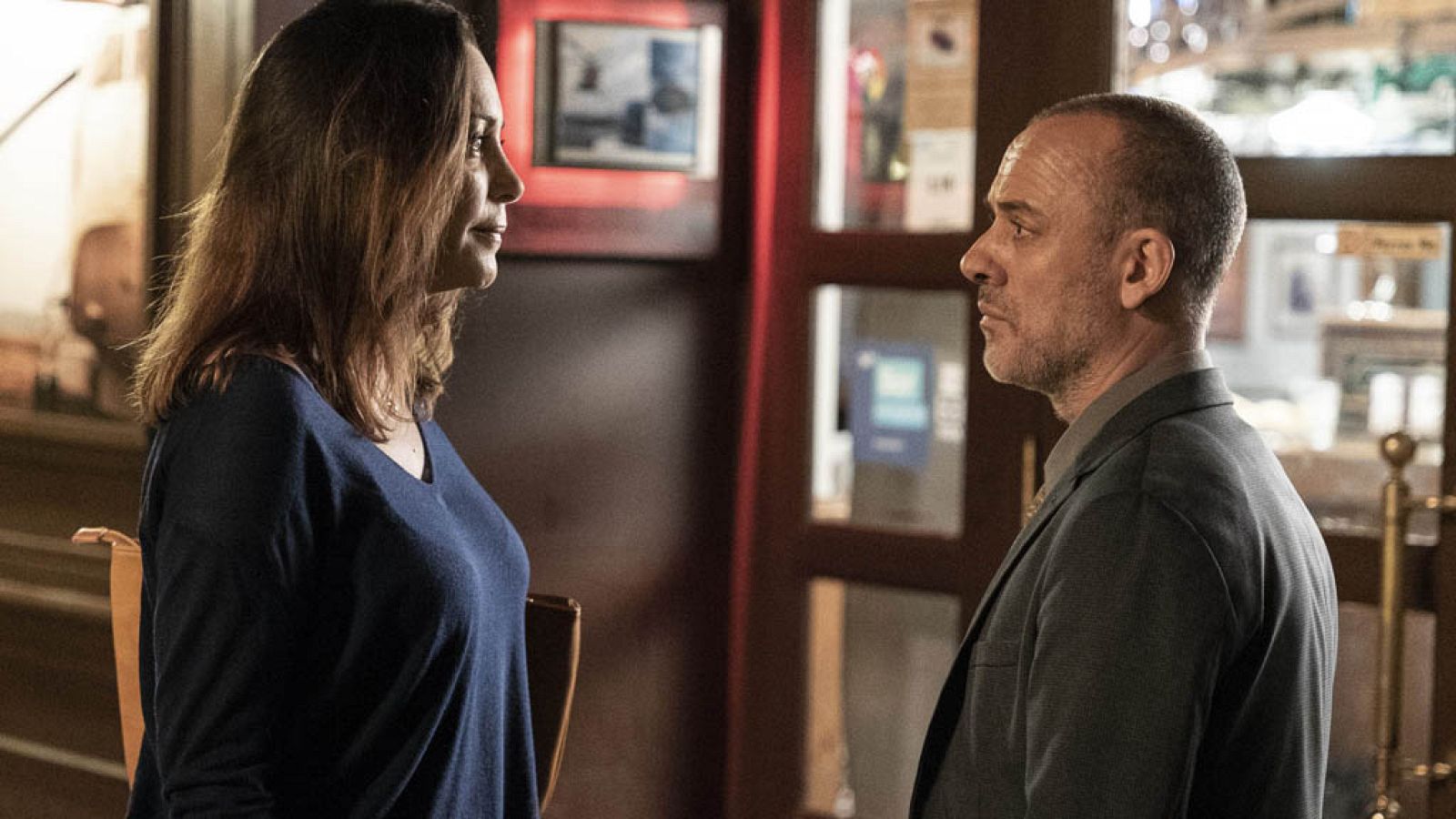 Laura y Márquez se reencuentran en el bar de Sebas