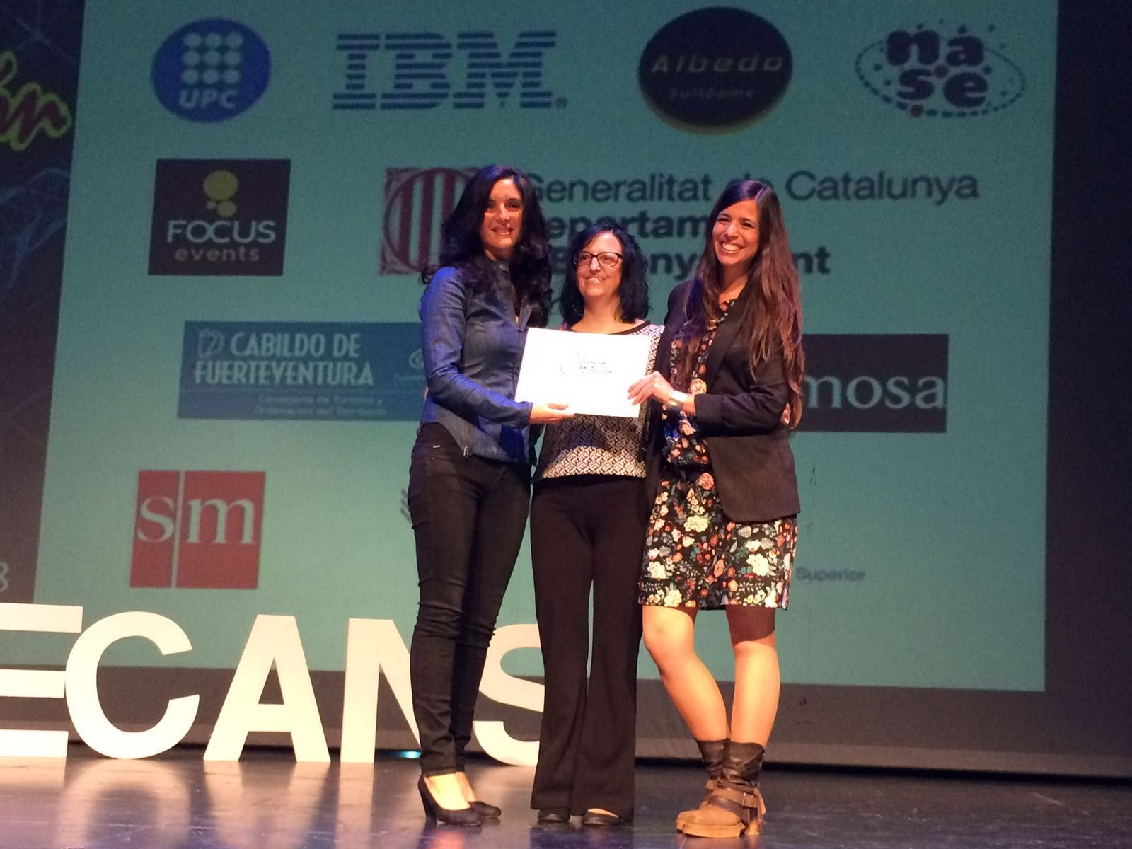 El jurado de Ciencia en Acción ha entregado al equipo de '¡Qué animal!' la Mención de Honor de Trabajos de Divulgación Científica "por despertar nuestra curiosidad a través de un programa magnífico".